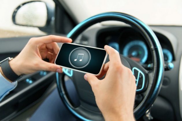 escuchar-musica-con-soporte-de-movil-para-coche