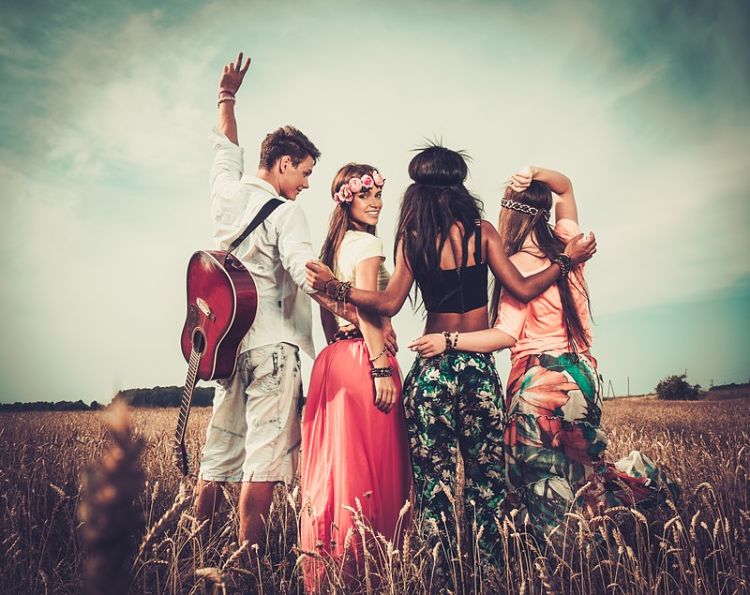 Planes veraniegos sin gastarte ni un euro: amigos celebrando en el campo