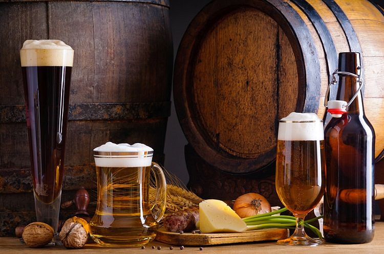 Mesa con cervezas del Oktoberfest
