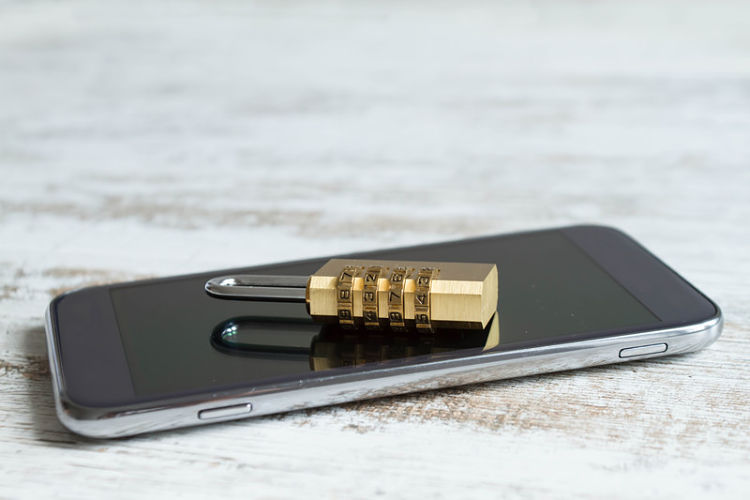 Imagen de un teléfono móvil con un candado de contraseña encima, representando la seguridad móvil