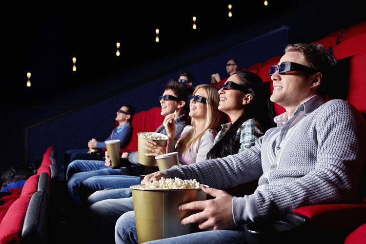 Un grupo de amigos en el cine, con gafas 3D y palomitas: las mejores apps de cine