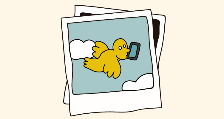 Ilustración de varias fotos polaroid apiladas, con un pájaro amarillo y un móvil en el pico en primer plano