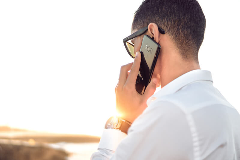 Un hombre habla por un teléfono móvil. Todos los datos recogidos del estudio del Gobierno serán anónimos. 