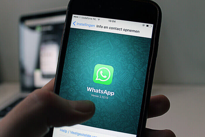 Un teléfono móvil con la aplicación de WhatsApp abierta