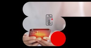 Teléfono móvil sobrecalentado con tono rojo intenso sostenido entre las manos de una persona, simbolizando el calentamiento del dispositivo.