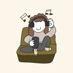 Mujer escuchando música con auriculares y móvil